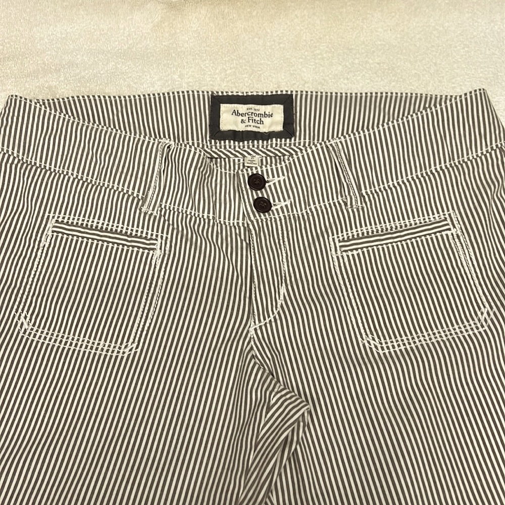 Abercrombie & Fitch low waisted, wide bottom size 6 pant.